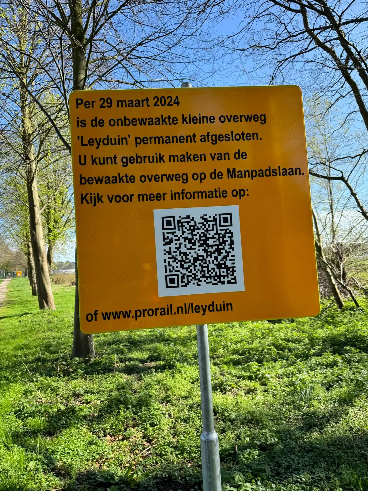 Bord bij de gesloten onbewaakte spoorwegovergang NABO bij Leyduin