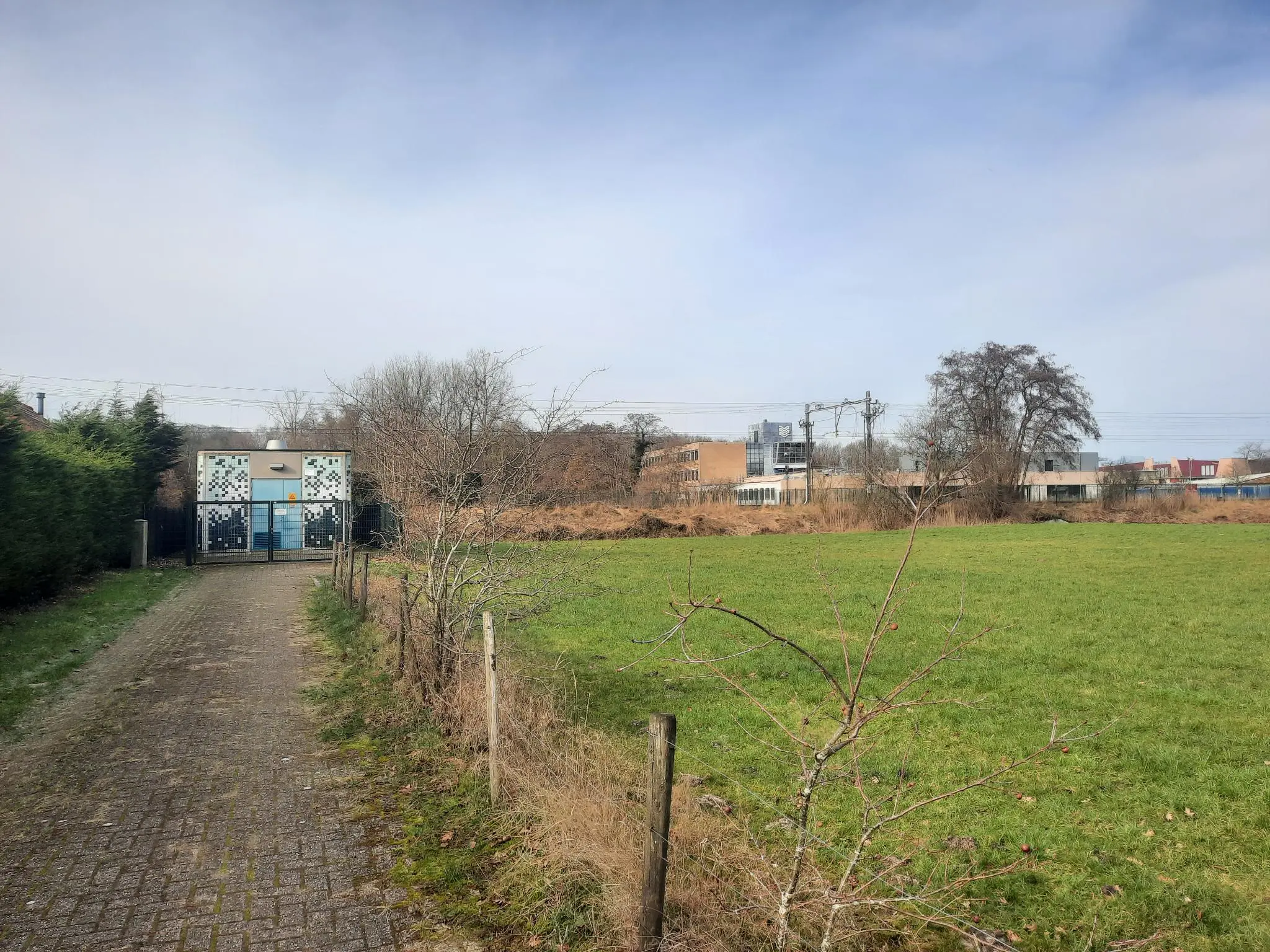 Het weiland naast het pompstation aan de Leidsevaartweg, de beoogde locatie voor de voetgangerstunnel bij Leyduin